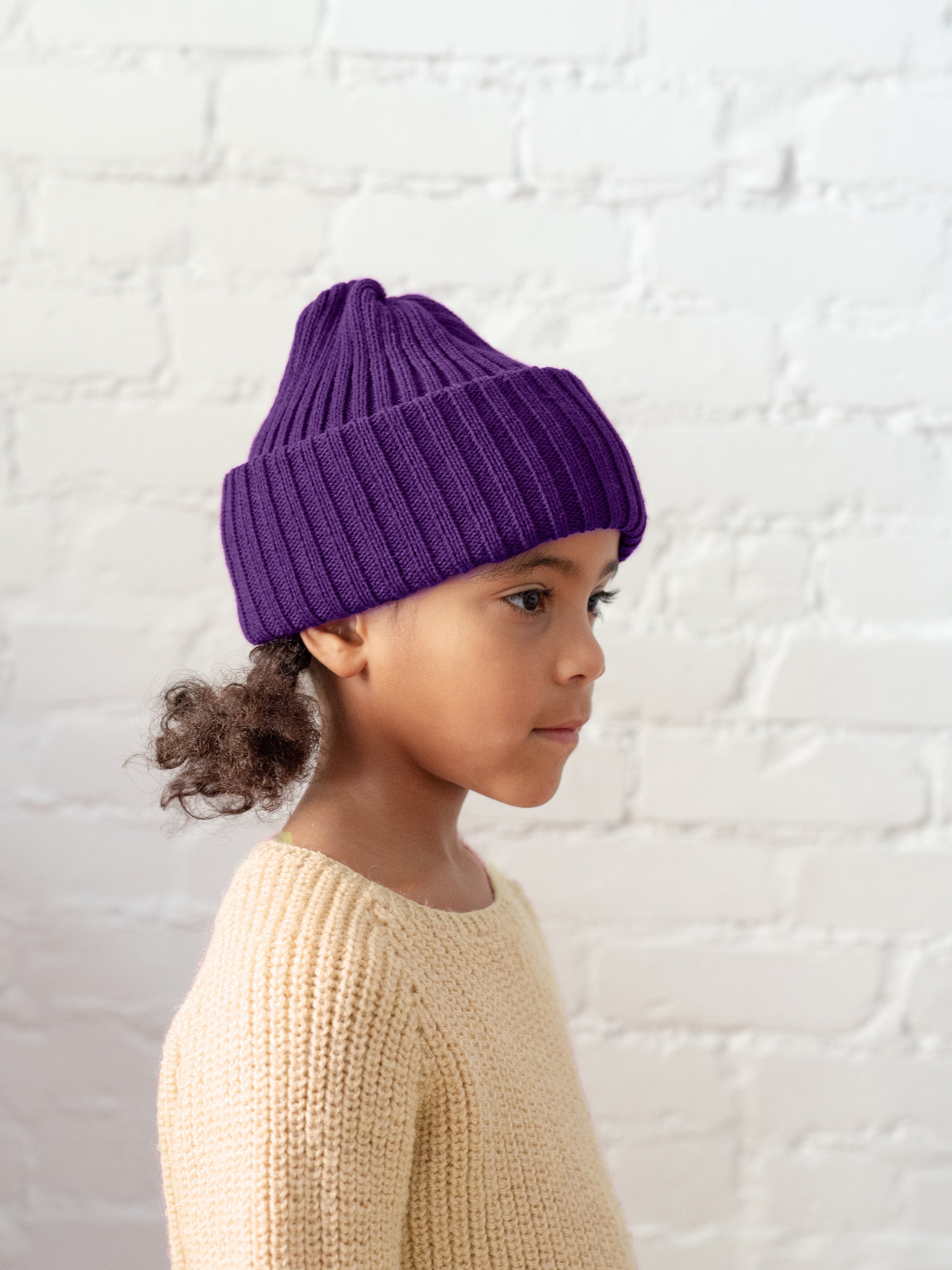 Reclaimed Vintage - Bonnet en maille au crochet à détail fleur